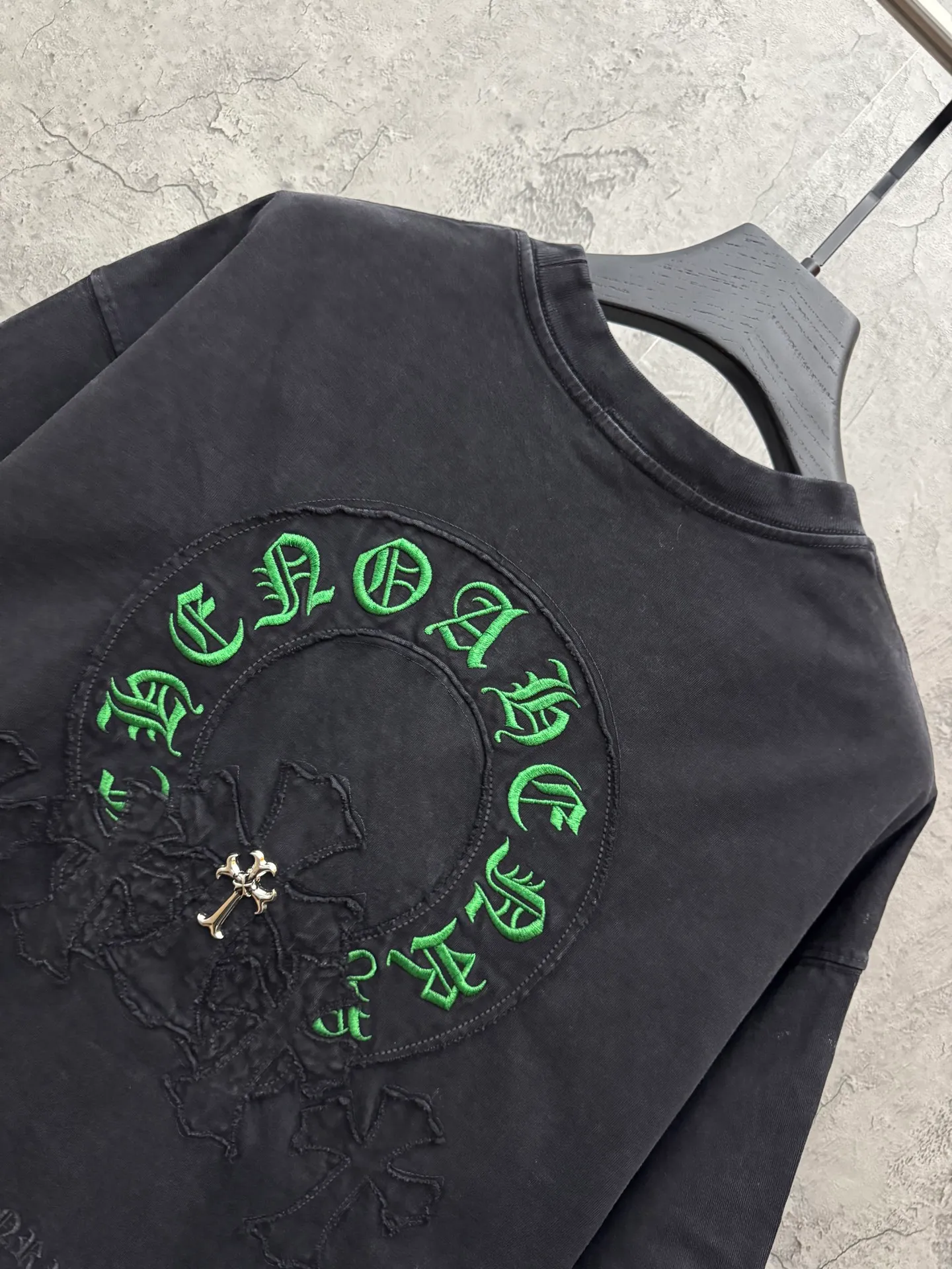 P240 top version, real shot without P, ​​different from market currency) 𝗖𝗵𝗿𝗼𝗺𝗲 𝗛𝗲𝗮𝗿𝘁𝘀/Croxin 2026 spring new original single counter American washed patch embroidered couple short sleeves 👑The highest version! Customized fabric 320 grams, washed and fried. Best-selling model at the counter. Very comfortable to wear. Accessories: Original molded and authenticated collar label➕100% silk wash label. Genuine purchase-grade original hangtag➕matching hanging rope➕3D hanging beads➕original packaging bag. Craftsmanship: The original version has consistent wiring! The highest version of the armhole matching technique! Color: Gray Black Size: S M L XL Style No.: 6601